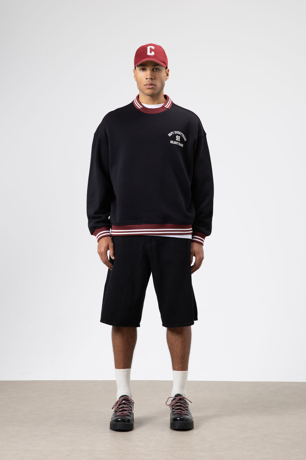 Oversize Yaka Nakış Detaylı Sweatshirt Siyah