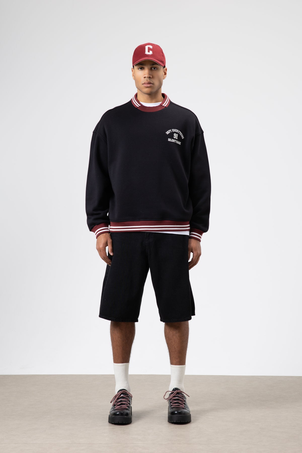 Oversize Yaka Nakış Detaylı Sweatshirt Siyah
