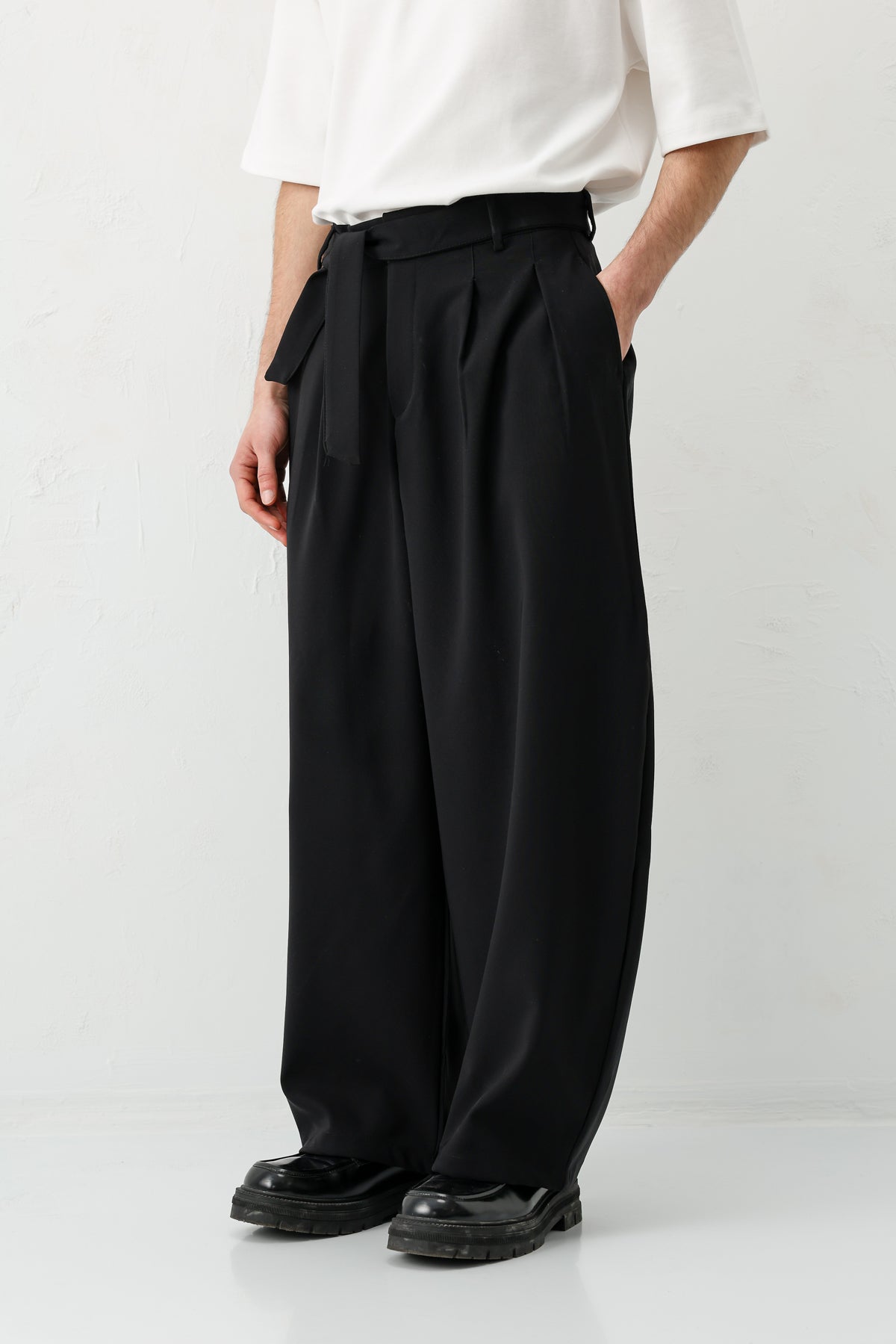Barrel Fit Tailored Fit Kemerli Pantolon Siyah